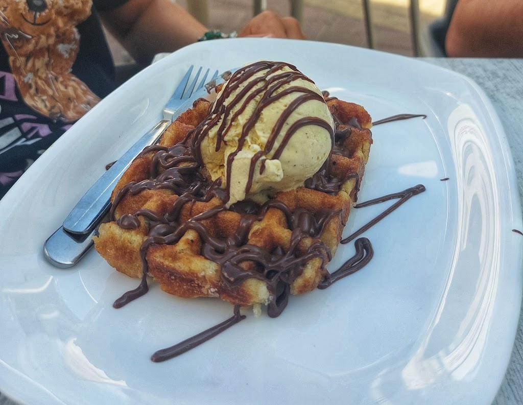 Cafeteria Cocteleria Maui — Comida y bebida