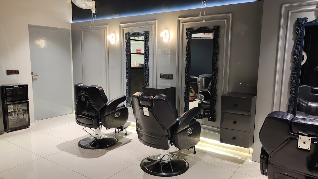 Cultcutter Exclusive Unisex Salon Makeup Academy