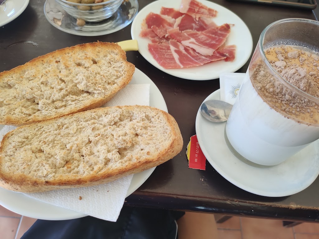 Bar La Fuente — Comida y bebida