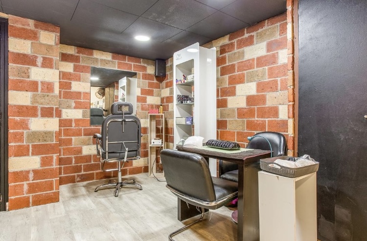 Urban salon de belleza y salud capilar — Del propietario