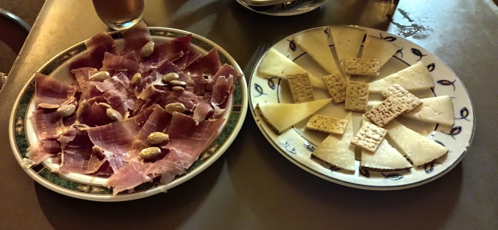 Bodega Bar El Moseno — Comida y bebida