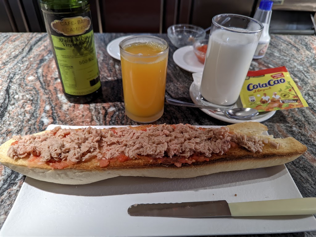 Bar Tres Calles — Comida y bebida