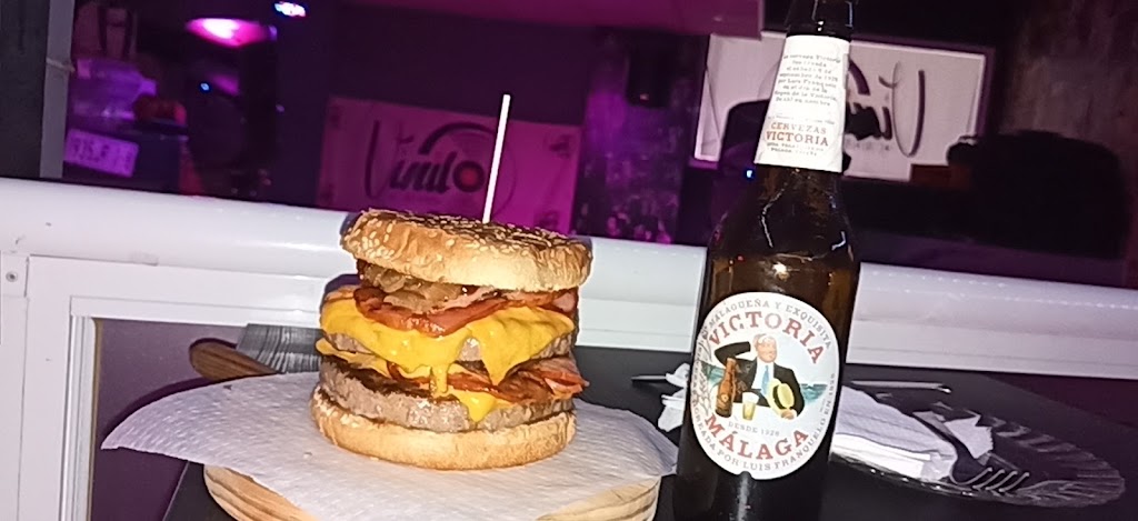 Vinilo Cafe Pub — Comida y bebida