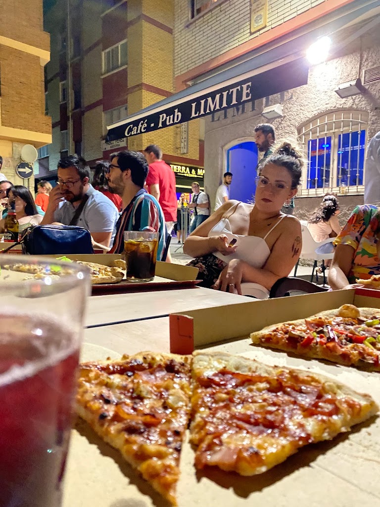 Pub Limite — Comida y bebida