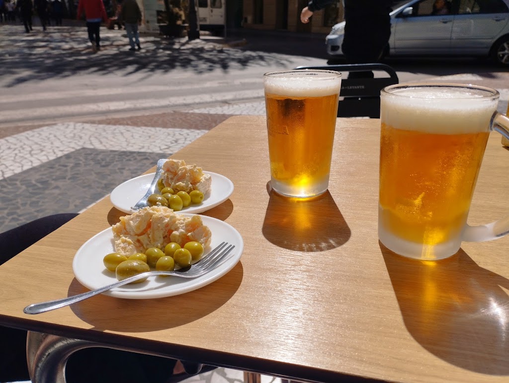 Cafe Pub Baron — Comida y bebida