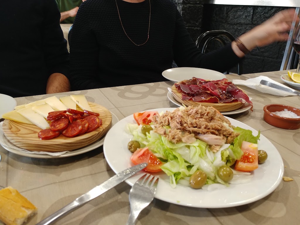 Cafe Bar Can Dioni — Comida y bebida