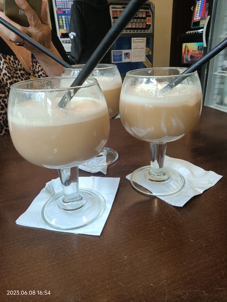 Cafe bar moliendo cafe — Comida y bebida
