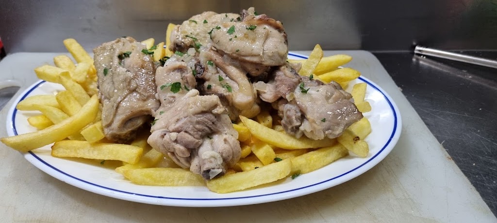 Los Tres Tesoros Cafeteria — Comida y bebida