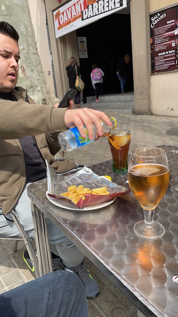 Cafeteria bar Sala Cabanyes — Comida y bebida