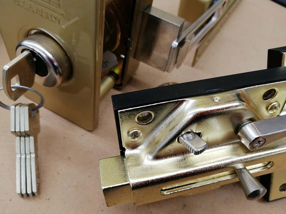 MC Cerrajeria 24H Cerrajeros | Persianas de Local y Casa | Puertas Blindadas y Acorazadas | Rejas | Puertas de Garaje