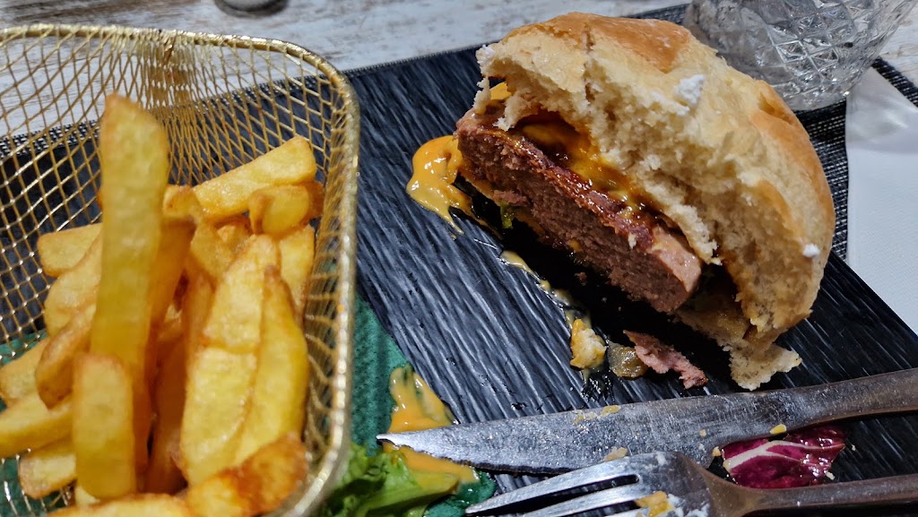 Cerveceria Restaurante LO NUESTRO — Comida y bebida