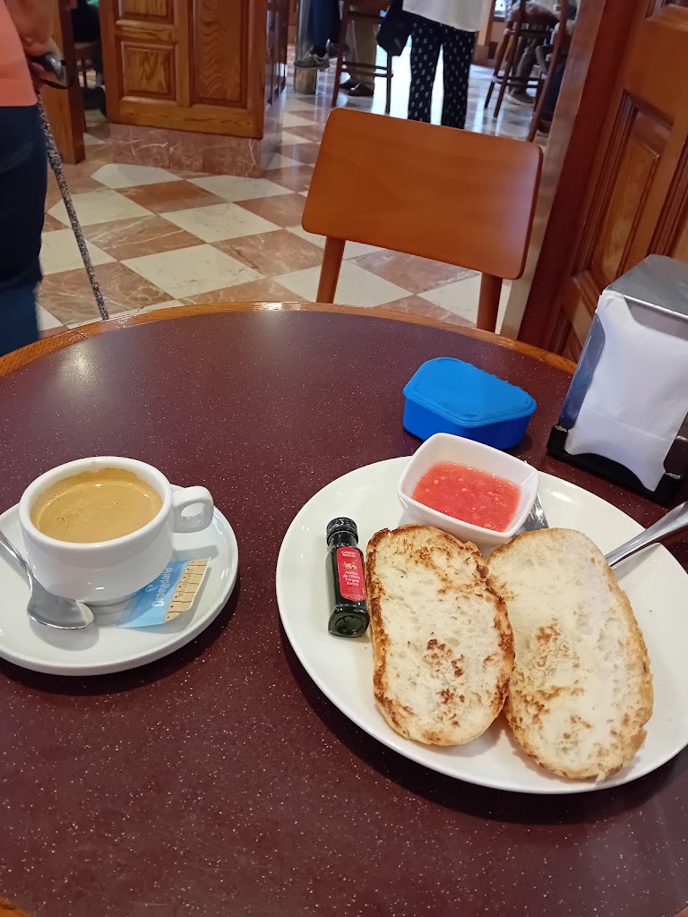 Cafe Bar La Vina — Comida y bebida