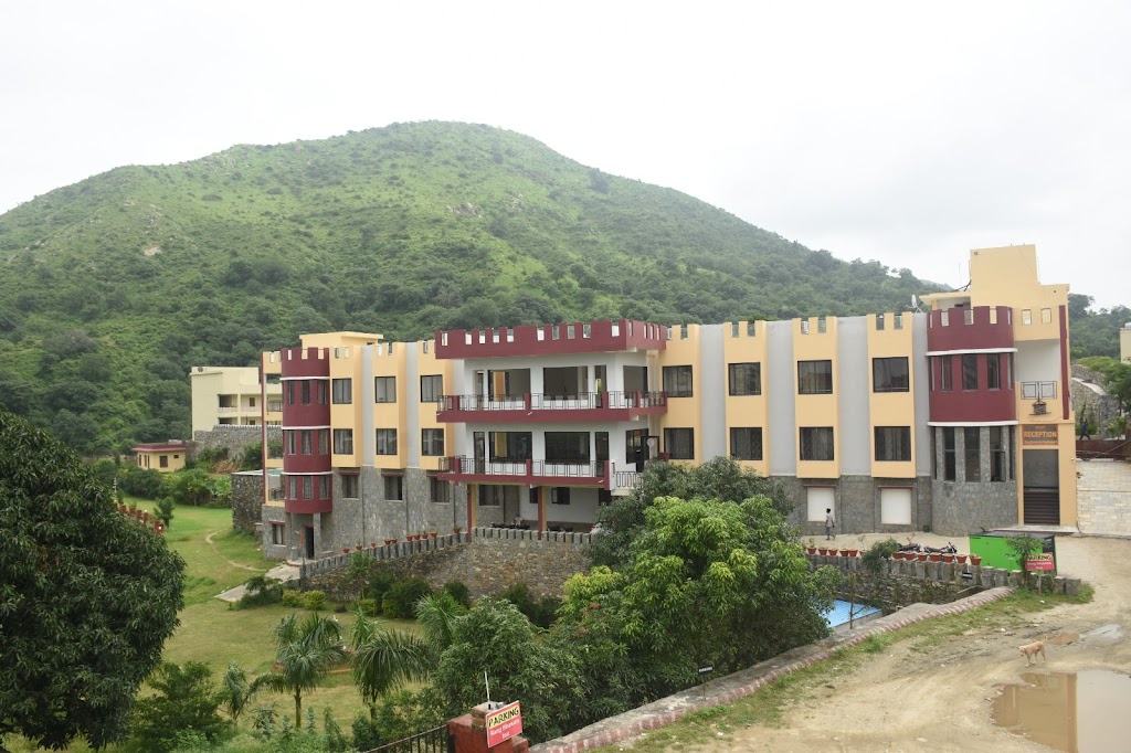 Anargh Holidays Inn A Lake View Resort