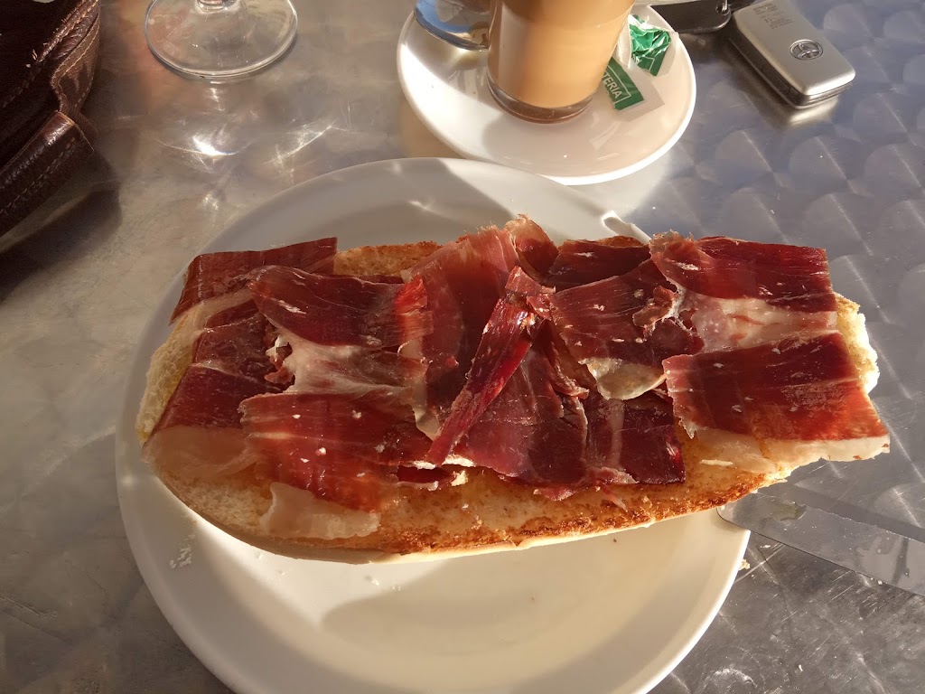 Bar Avenida — Comida y bebida