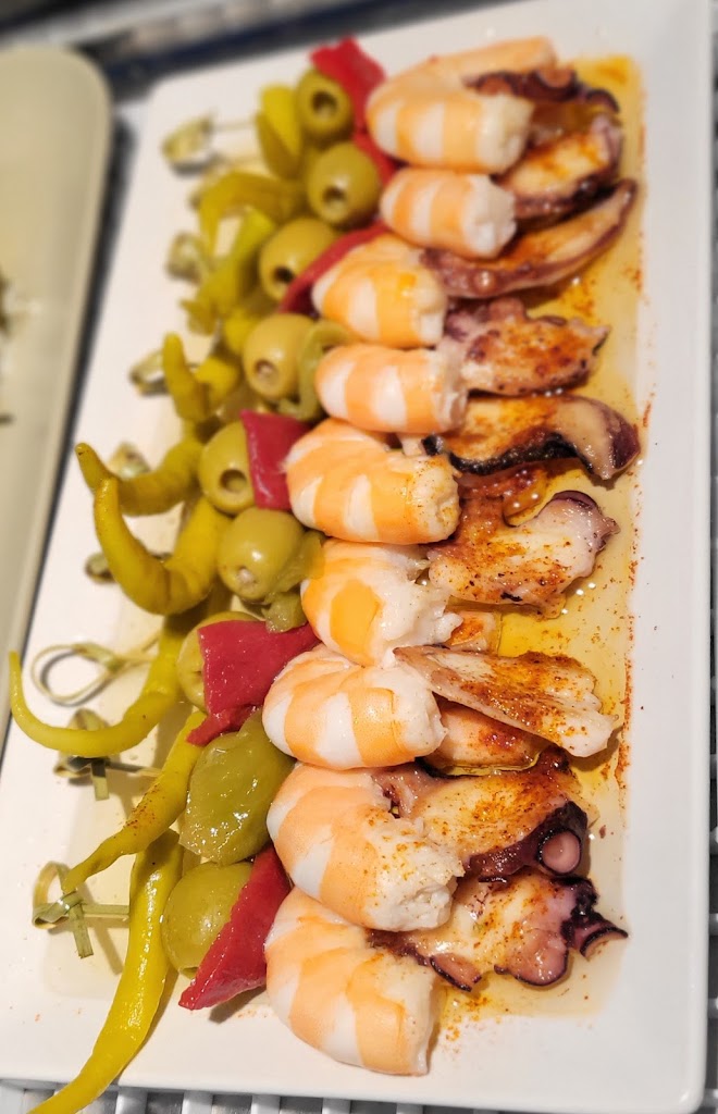 Acuario 2 - Bar de Vinos. — Comida y bebida