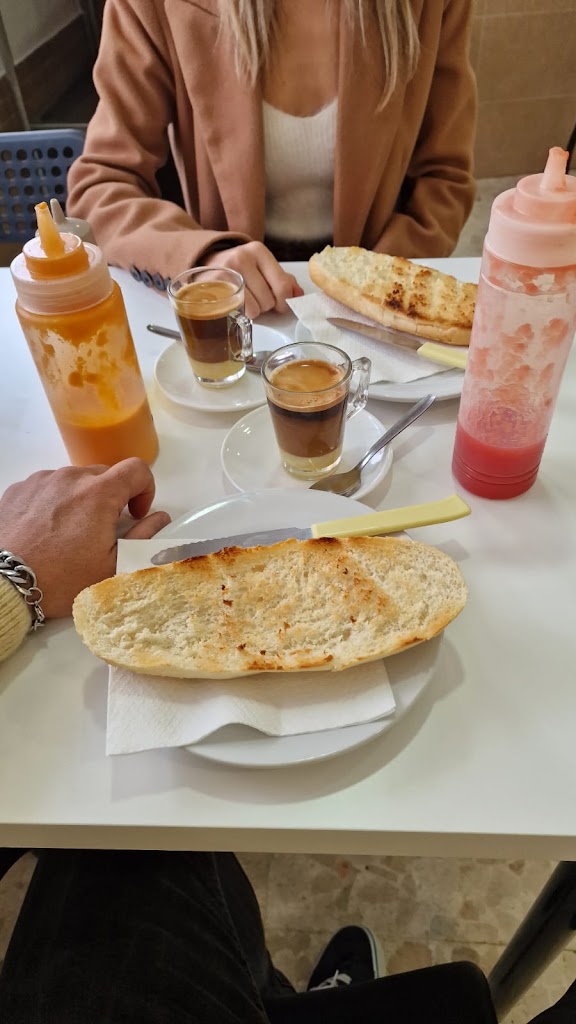 Bar Macarena — Comida y bebida
