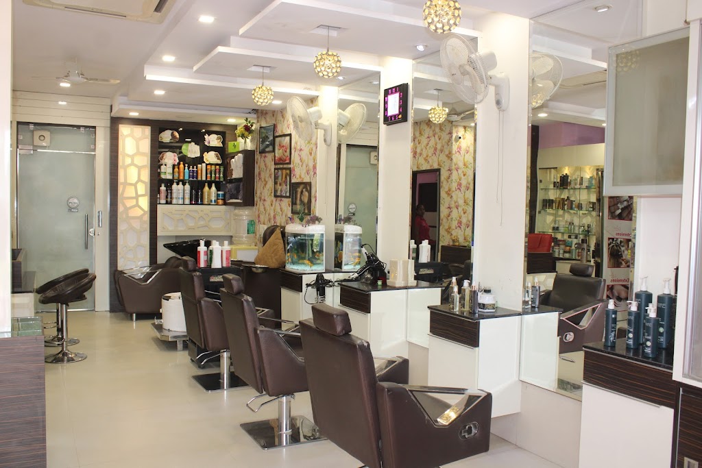 Femz Beauty Saloon Top Beauty Parlour Makeup Artist Ladies Grooming Salon Hair And Skin Salon