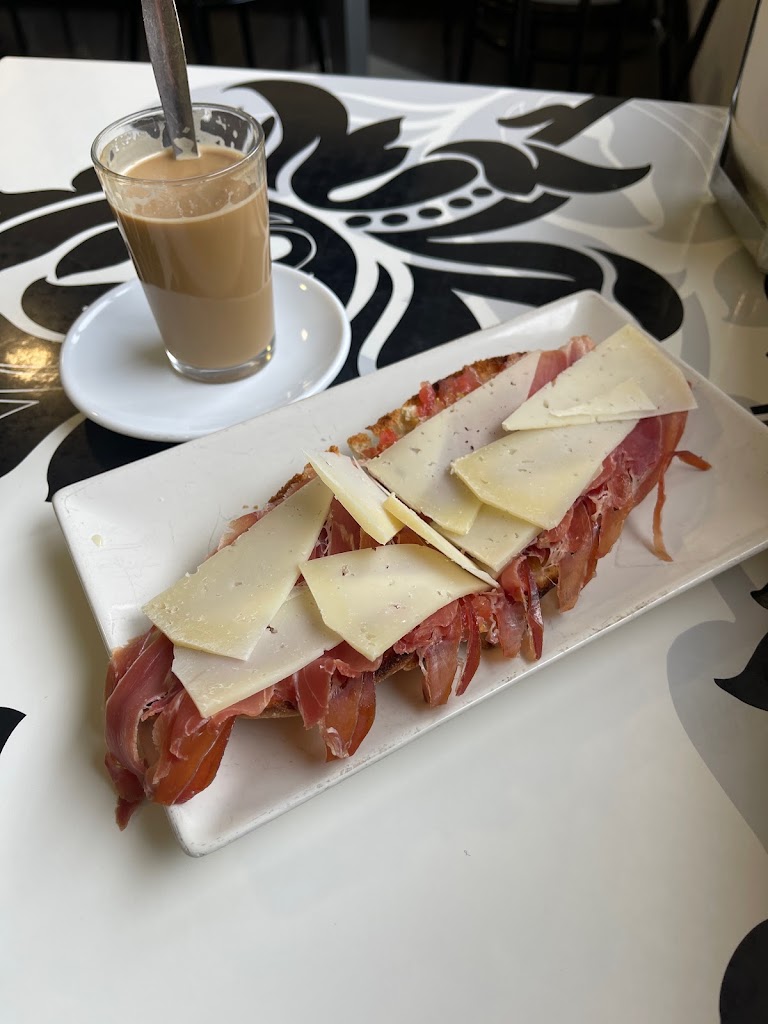 Cafeteria K'Tomas — Comida y bebida