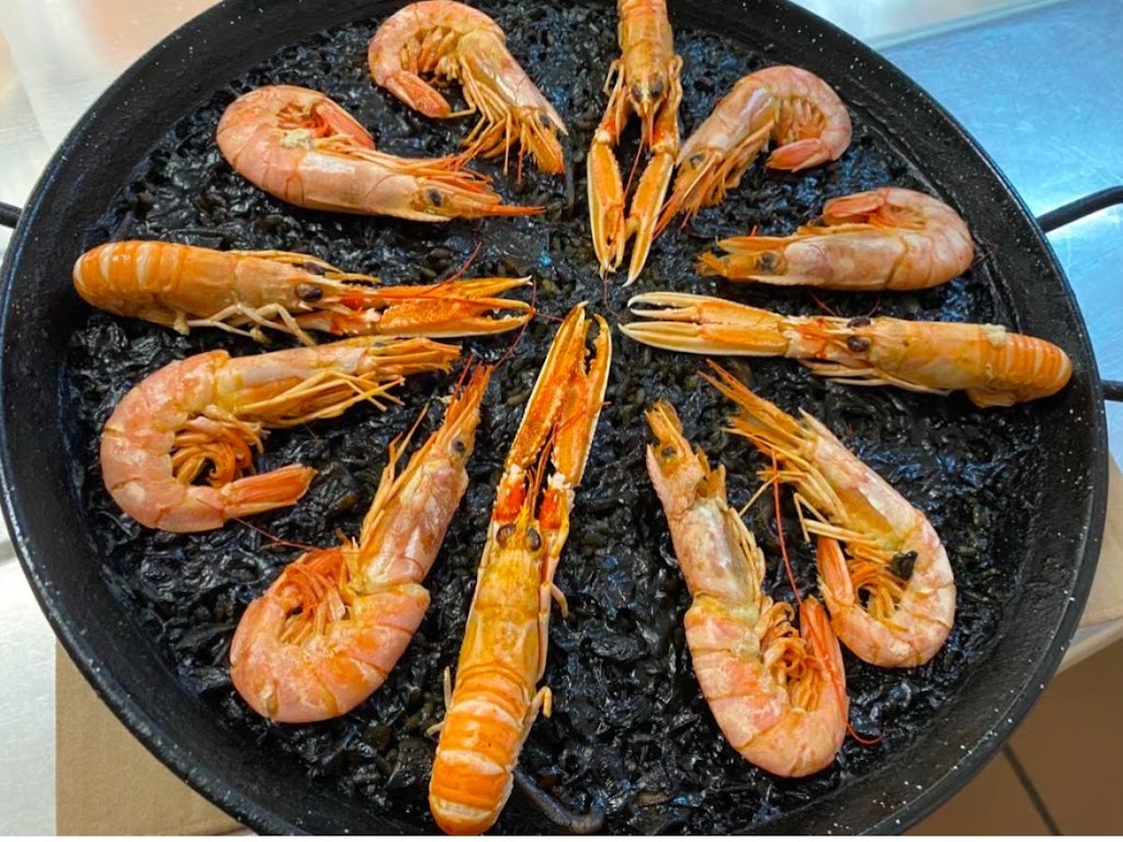 Pollos a l'ast Cuinats Maribel — Comida y bebida