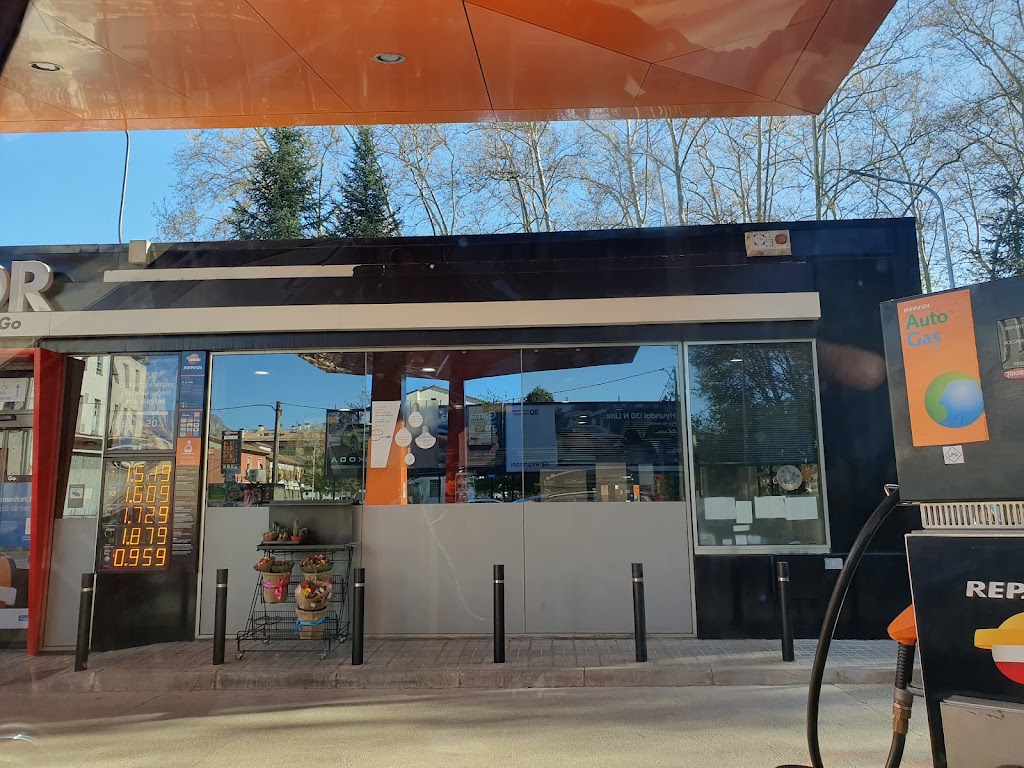 Estacion de Servicio Repsol — Exterior