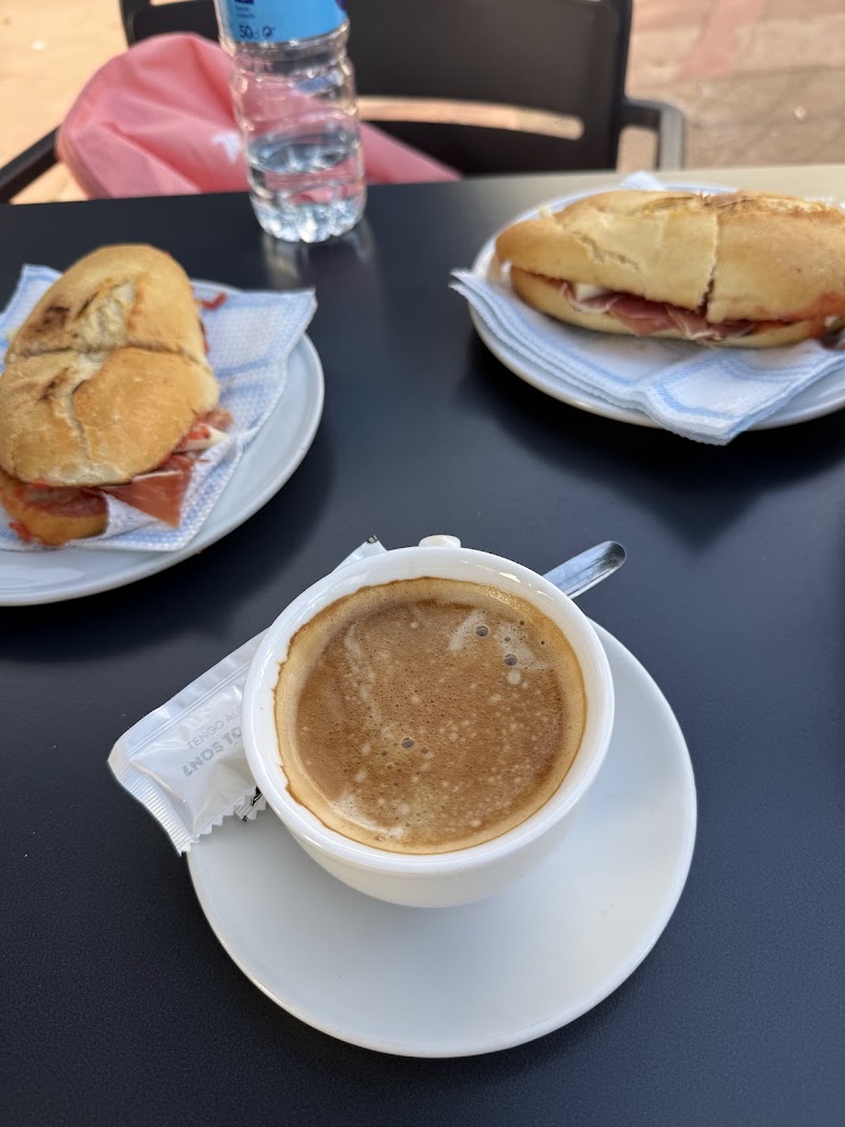 Bar Cafeteria Aliquindoi — Comida y bebida