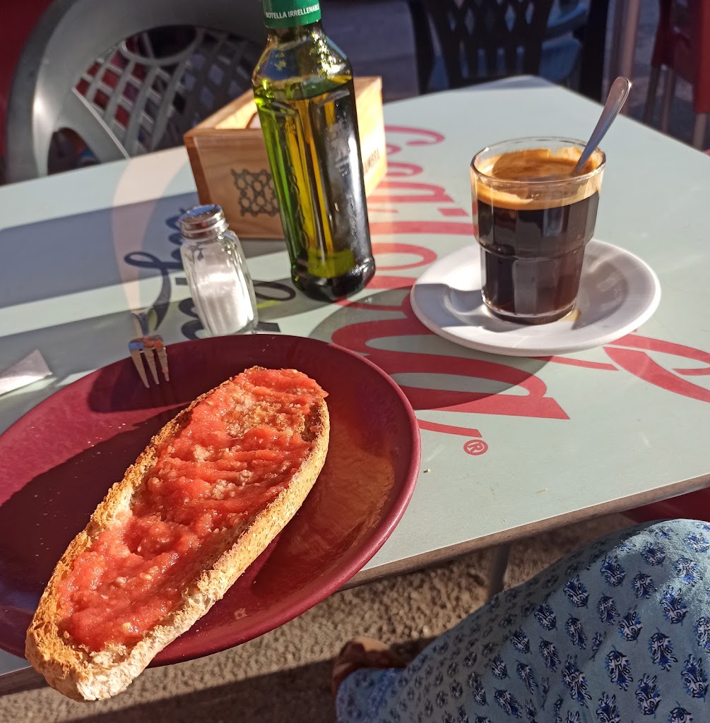 Cafeteria Reina Sofia — Comida y bebida