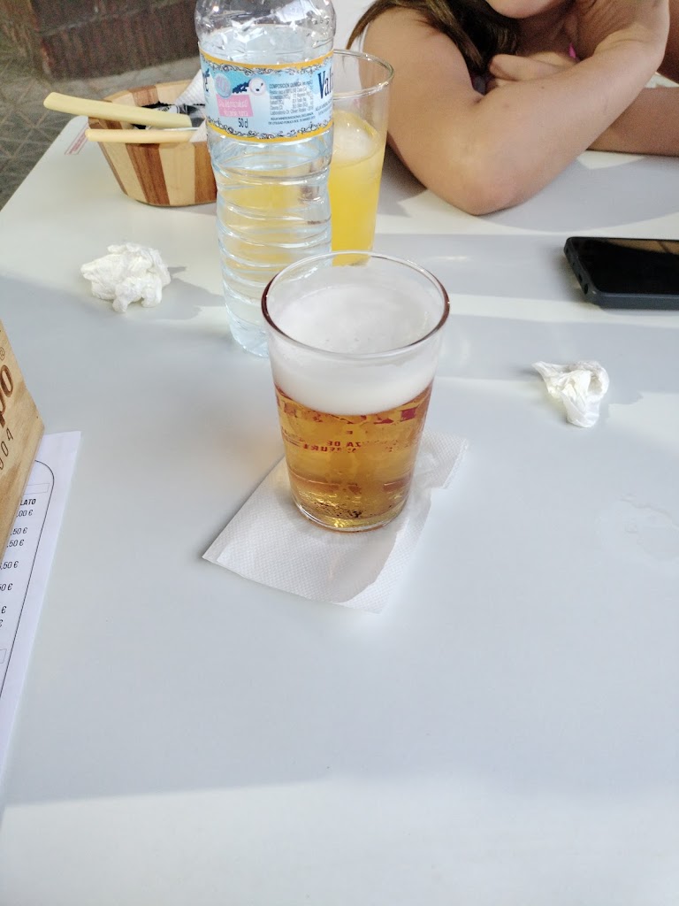 Cerveceria LaLola — Comida y bebida