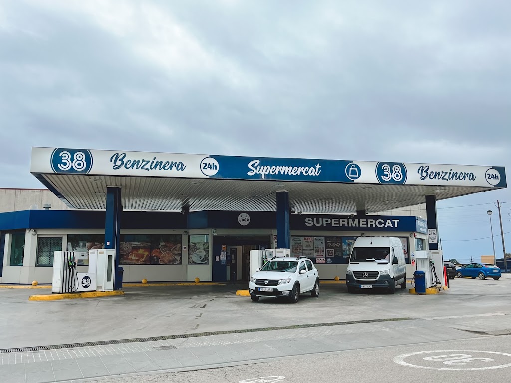 Gasolinera 38 — Exterior