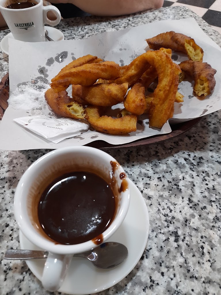 Churreria Cafeteria El Tallero — Comida y bebida