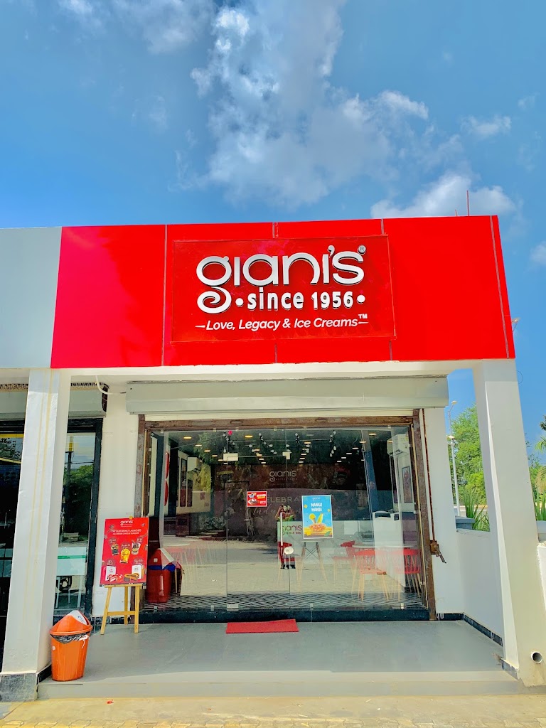 Gianis Ice Cream Shakes Sundaes