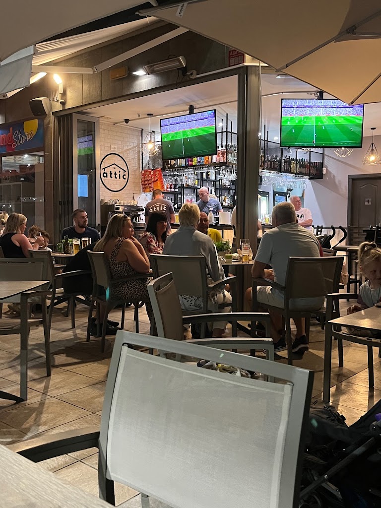 The Attic Rooftop Bar — Ambiente
