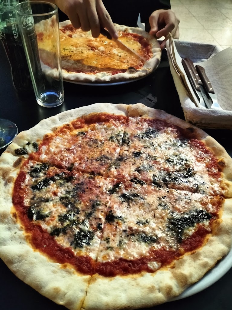 Pizzeria Azzurra — Pizza