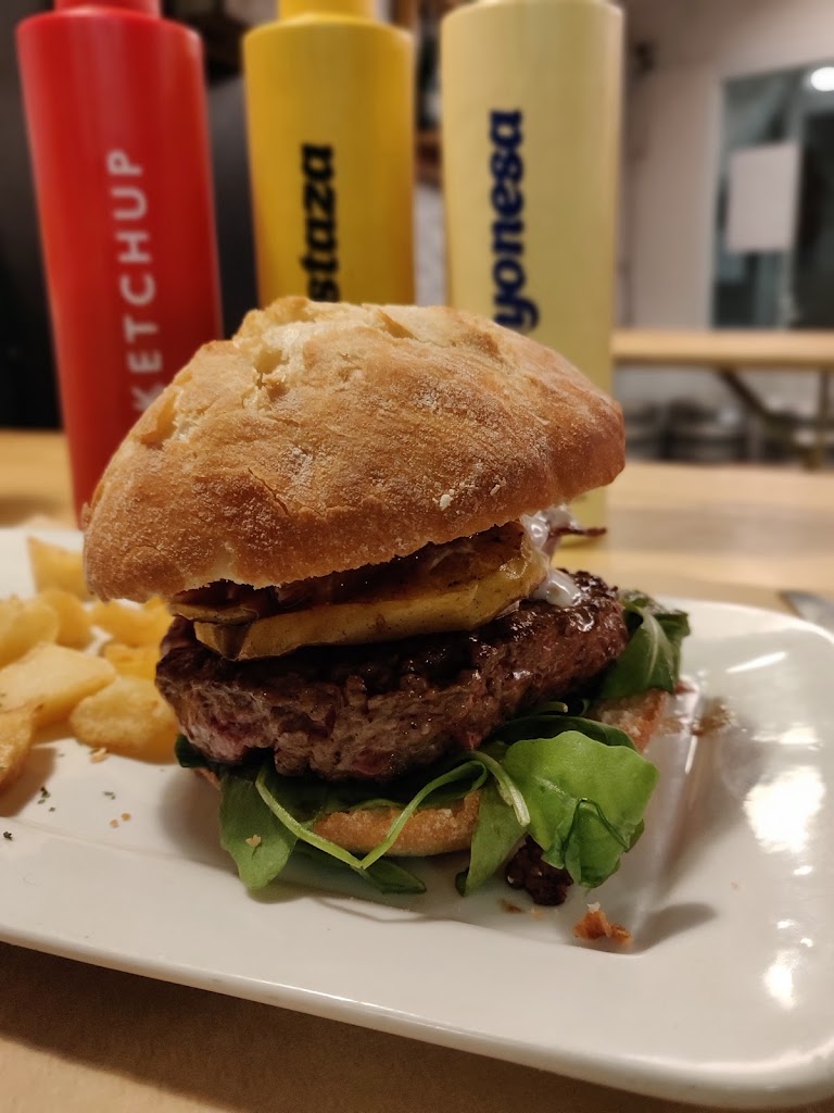 Furia Beltza Jatetxea — Comida y bebida