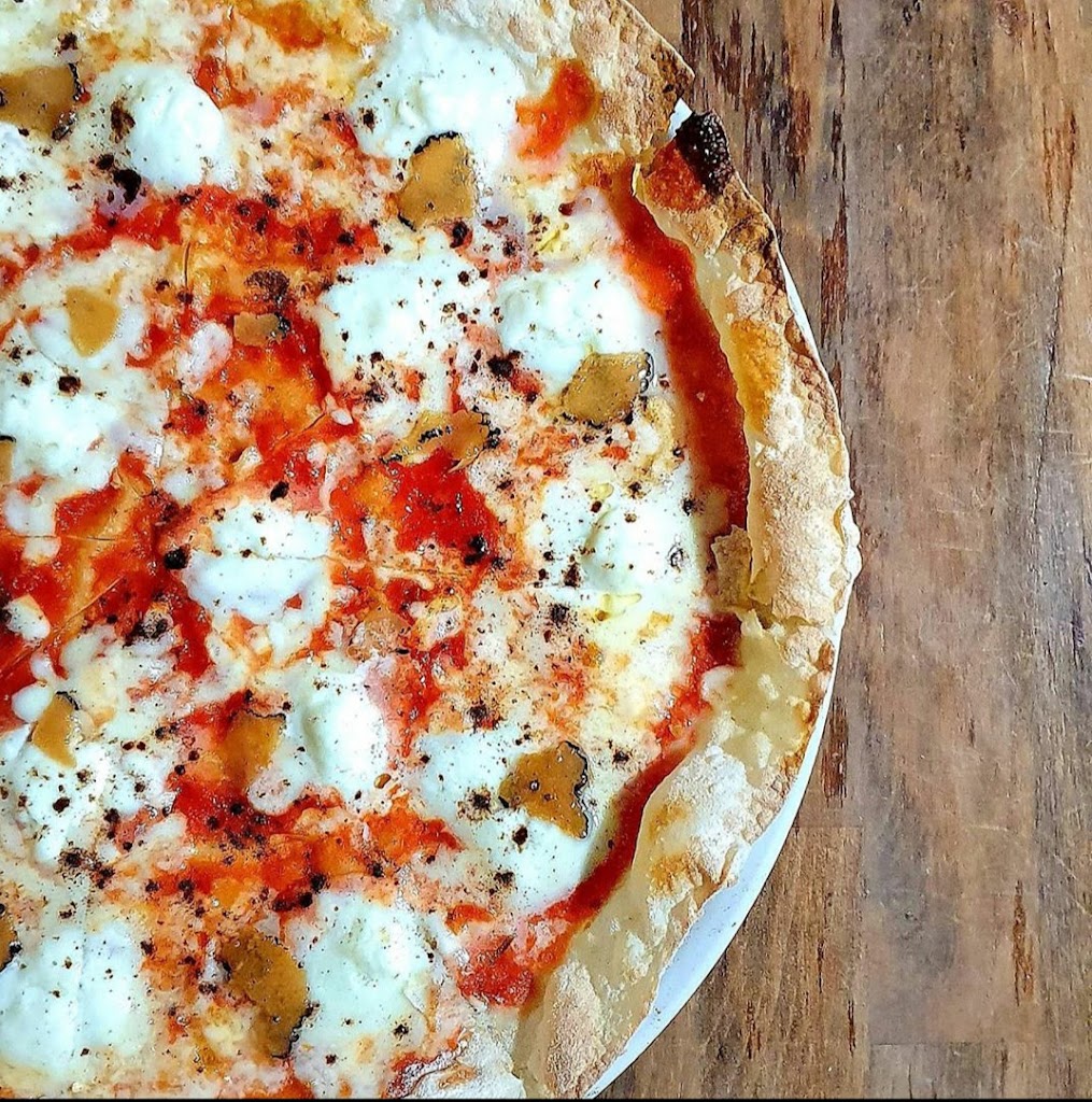 Pizzeria La Famiglia — Comida y bebida