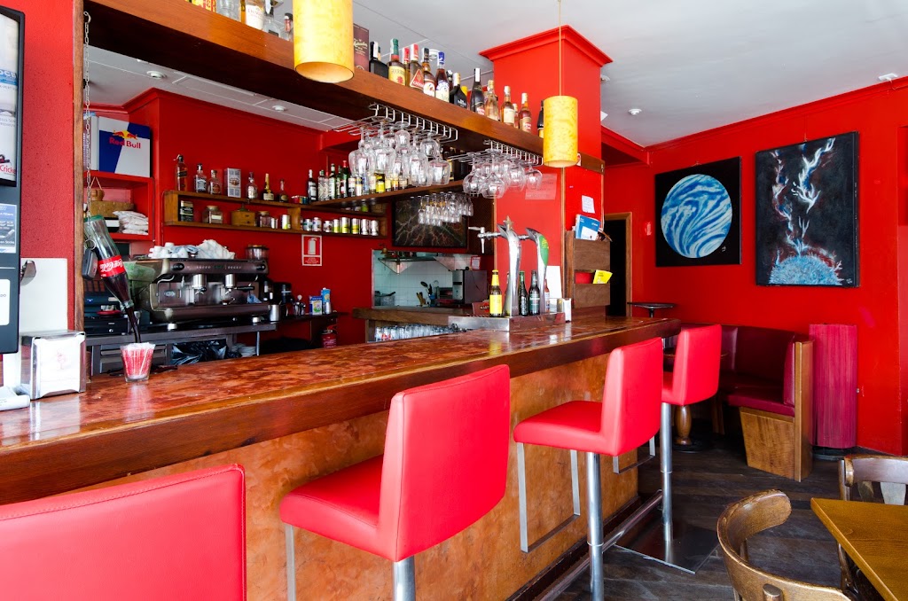 Es Vermell Cafe — Ambiente