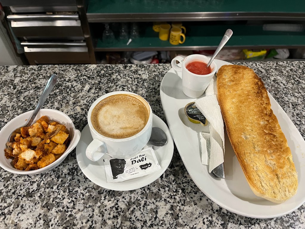 Cafe Bar Dali — Comida y bebida