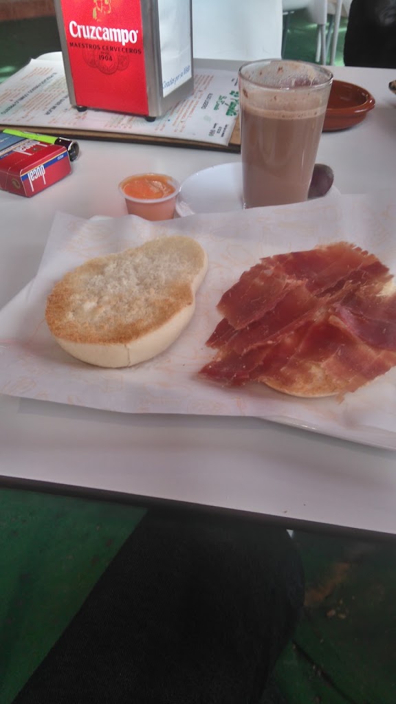 Bar Coronilla — Comida y bebida