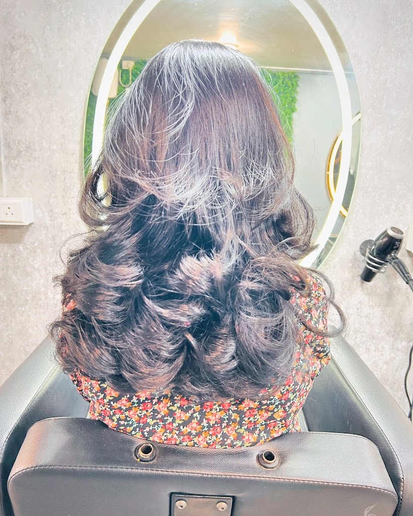 Lr7 Unisex Salon Saswad