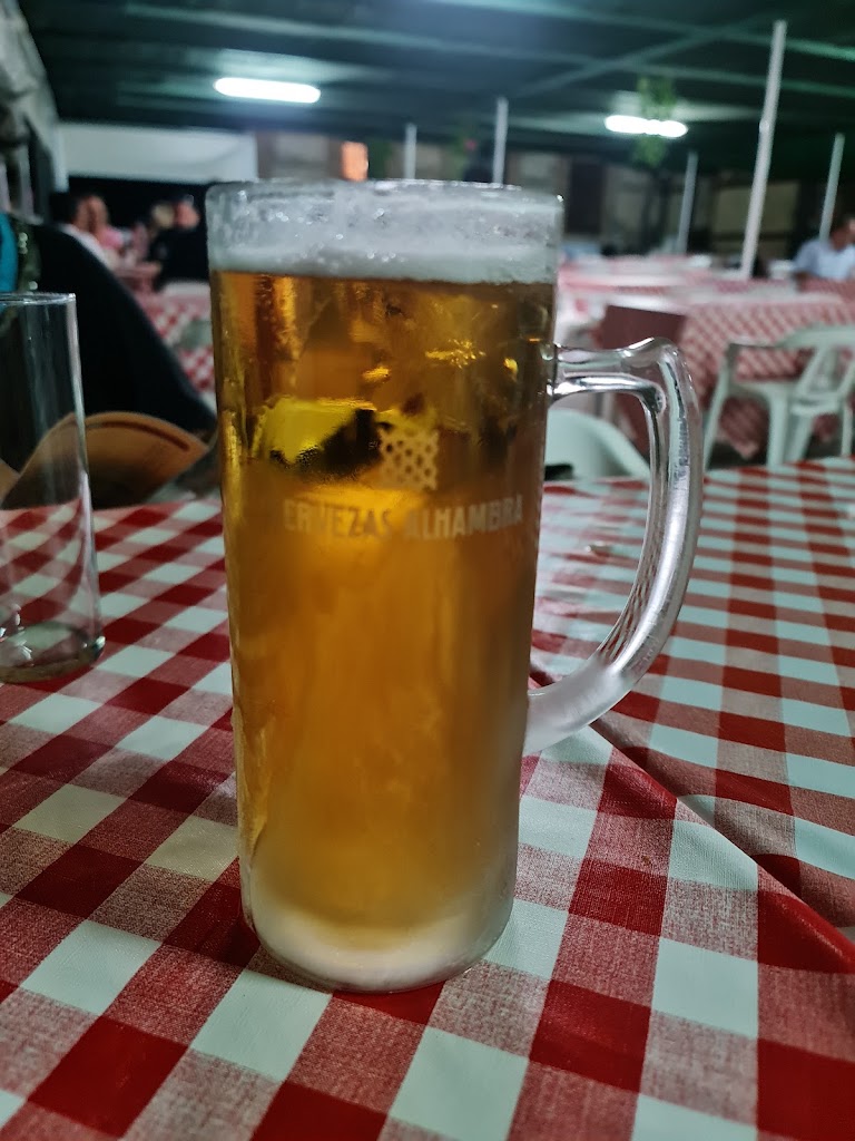 La Fuente del Hervidero. Restaurante El Macareno — Comida y bebida