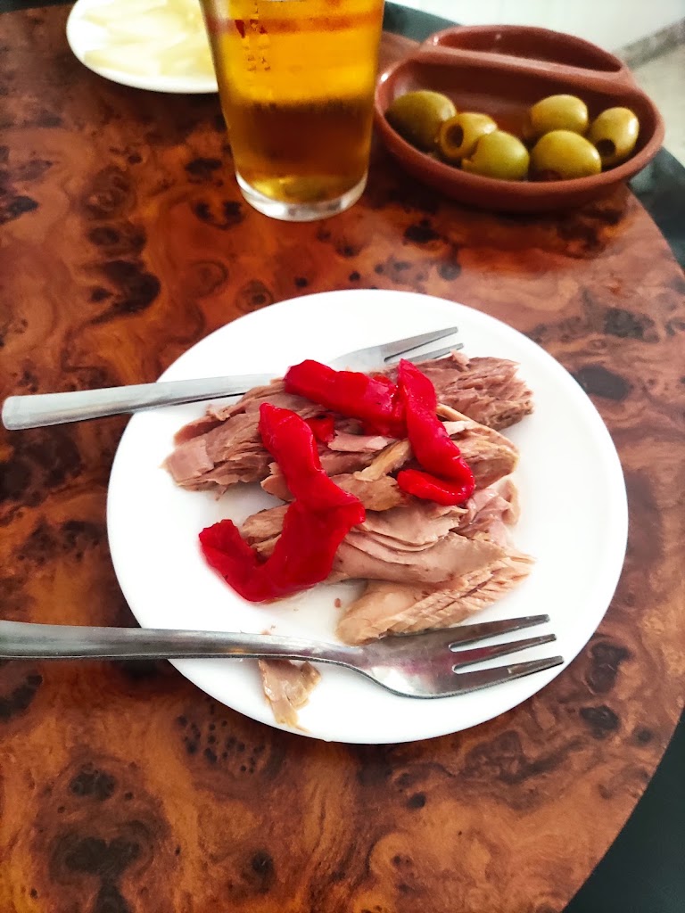 Cafe Bar Mil Pesetas — Comida y bebida
