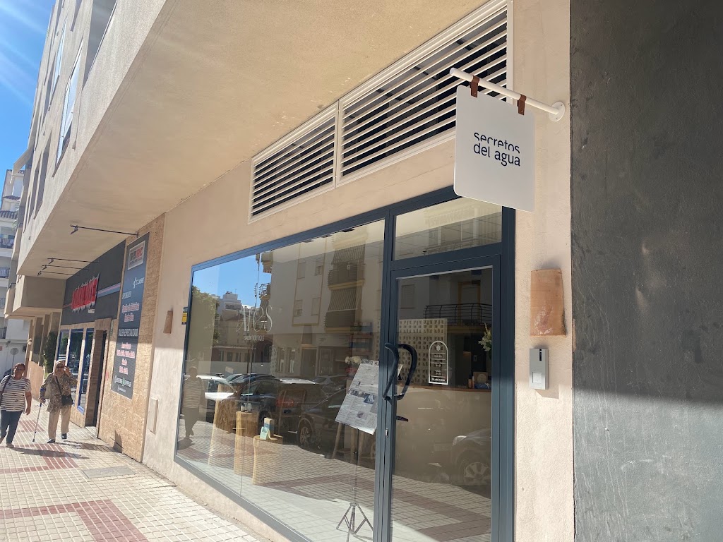SECRETOS DEL AGUA. PELUQUERIA Y ESTETICA. ARES SALON BOUTIQUE. — Exterior