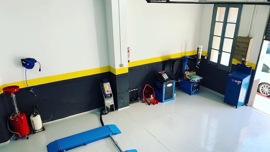 Pau Claris Motors — Interior