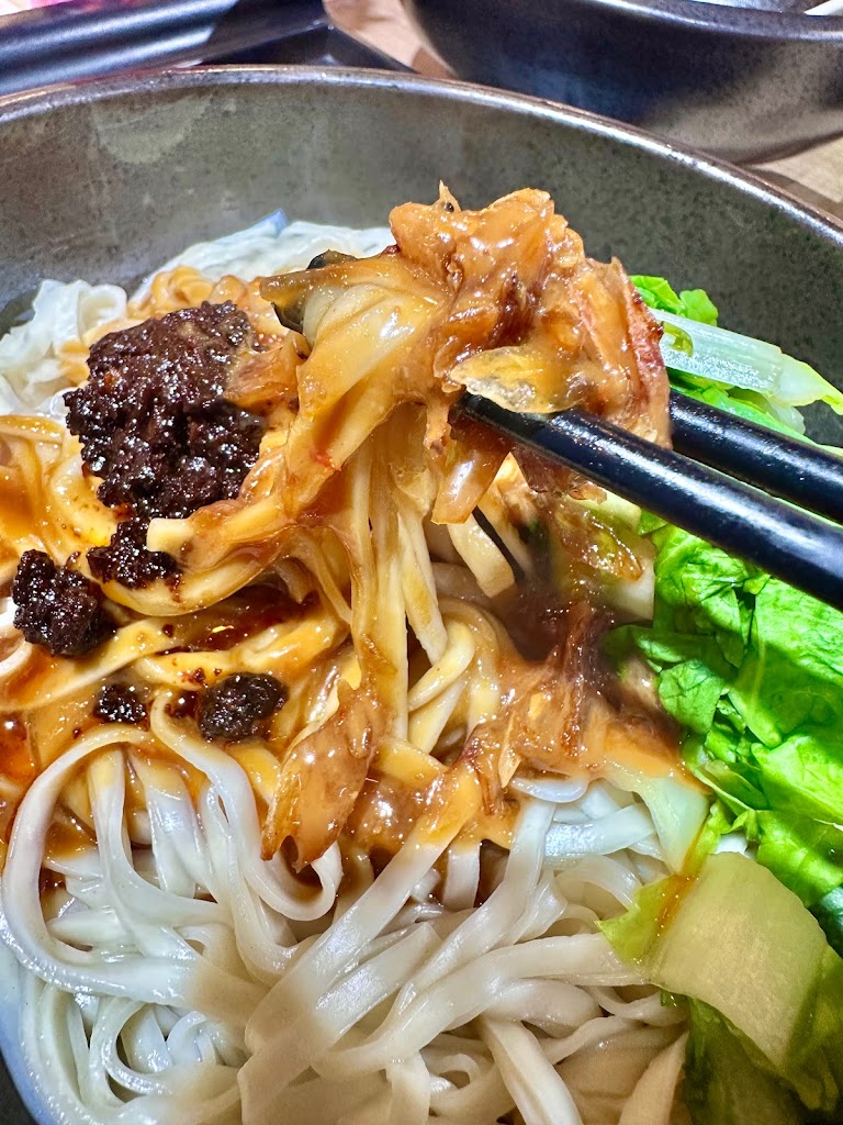 滋味嘉羊肉麵-紅燒羊肉麵 薑絲羊肉湯 純麻油麵線 羊肉飯炒麵 蜜餞豬排骨飯 豬燒肉羮 鶯歌豆皮雞捲必吃美食料理推薦 的照片