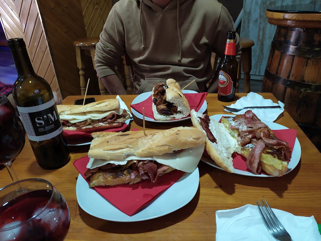 Maxim Cerveceria Pub — Comida y bebida