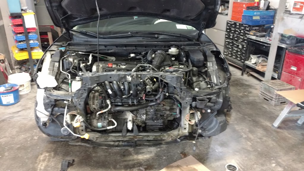 Auto body shop in Castleton