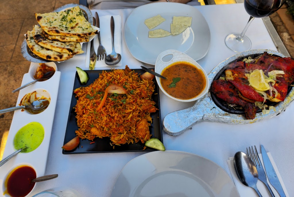 Restaurante Indio NOOR MAHAL El Ancla — Comida y bebida