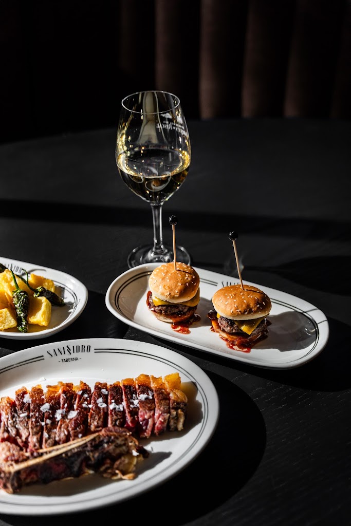 Taberna San Isidro — Comida y bebida