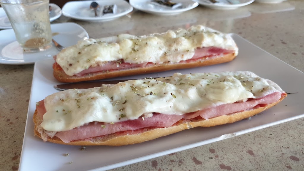 Cafeteria Bar EL CRUCE — Comida y bebida