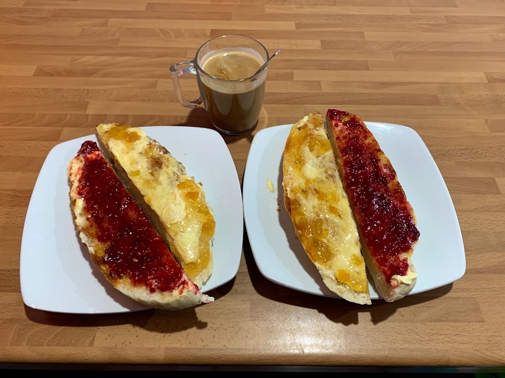 Cafe - Bar LA PIRAMIDE — Comida y bebida