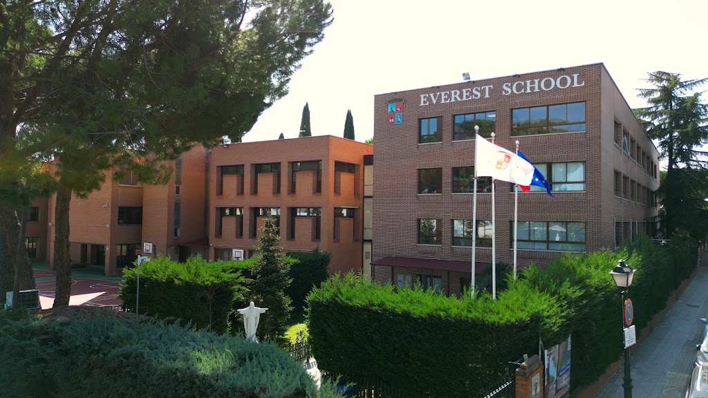 Colegio Privado Everest School Monteclaro — Del propietario